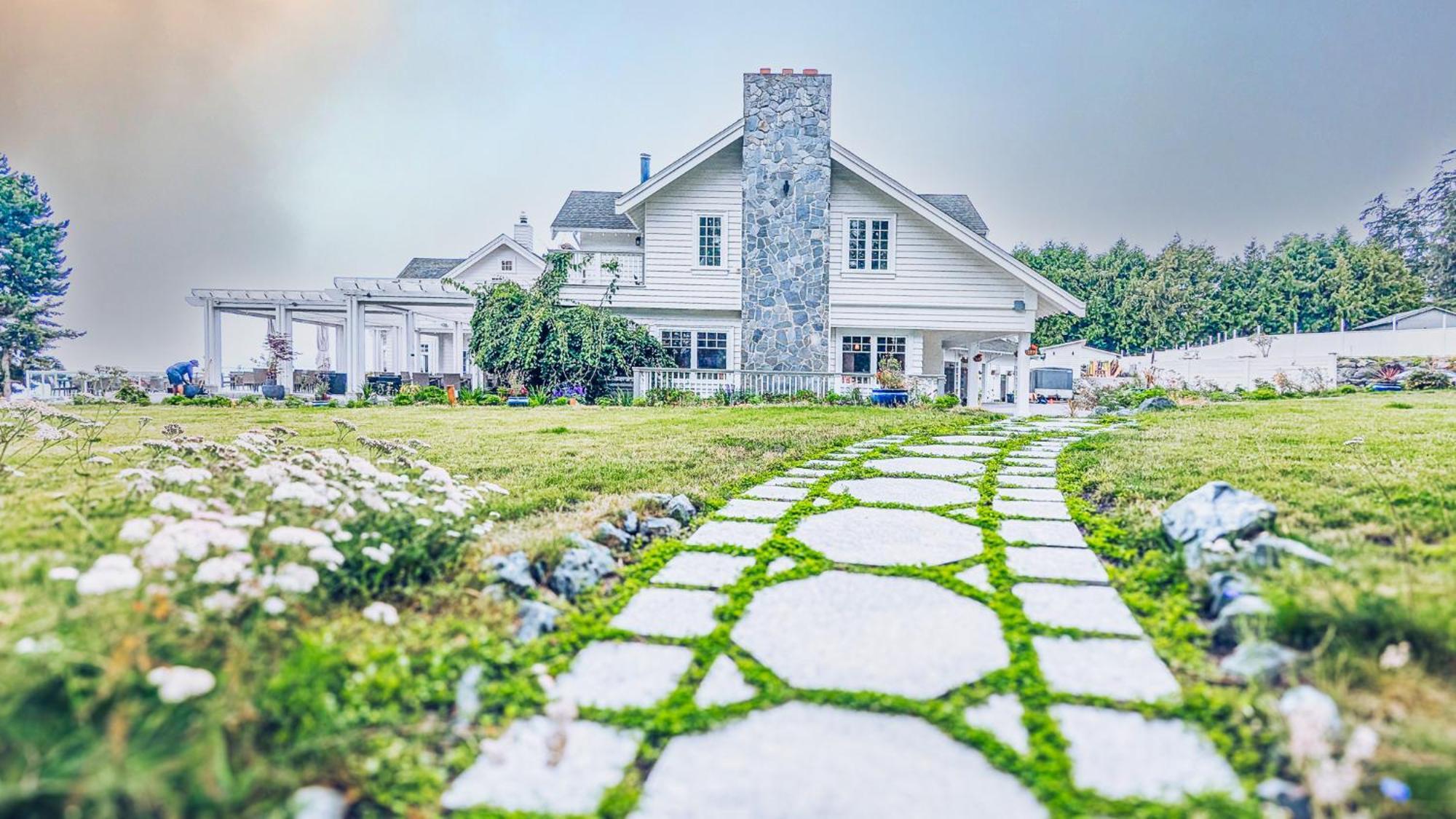 Sooke Harbour House Hotel Exterior photo